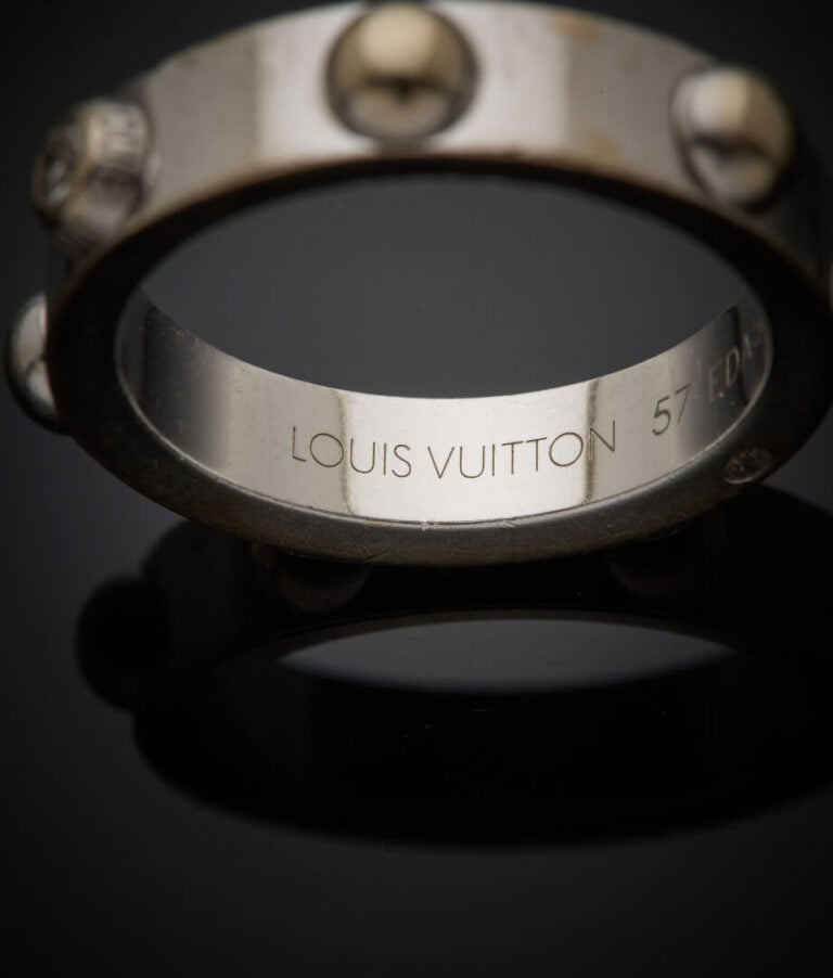Louis VUITTON - - ALLIANCE en or gris (750‰) boulé, serti d'un diamant taille b…