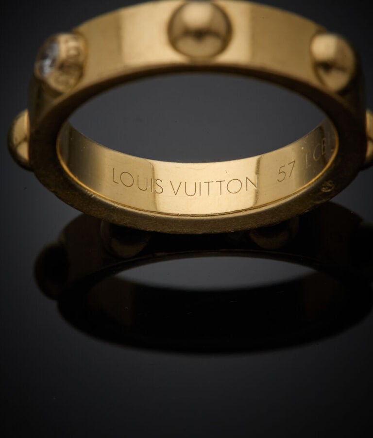 Louis VUITTON - - ALLIANCE en or jaune (750‰) boulé, serti d'un diamant taille…