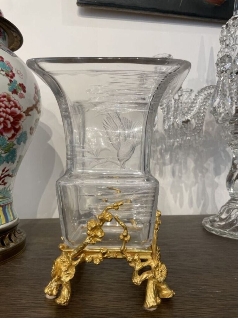 MAISON BACCARAT - Rare et important vase à panse carrée renflée et col - évasé…