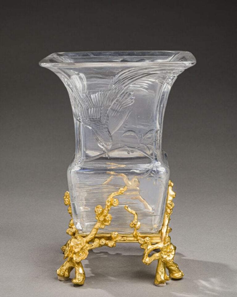 MAISON BACCARAT - Rare et important vase à panse carrée renflée et col - évasé…