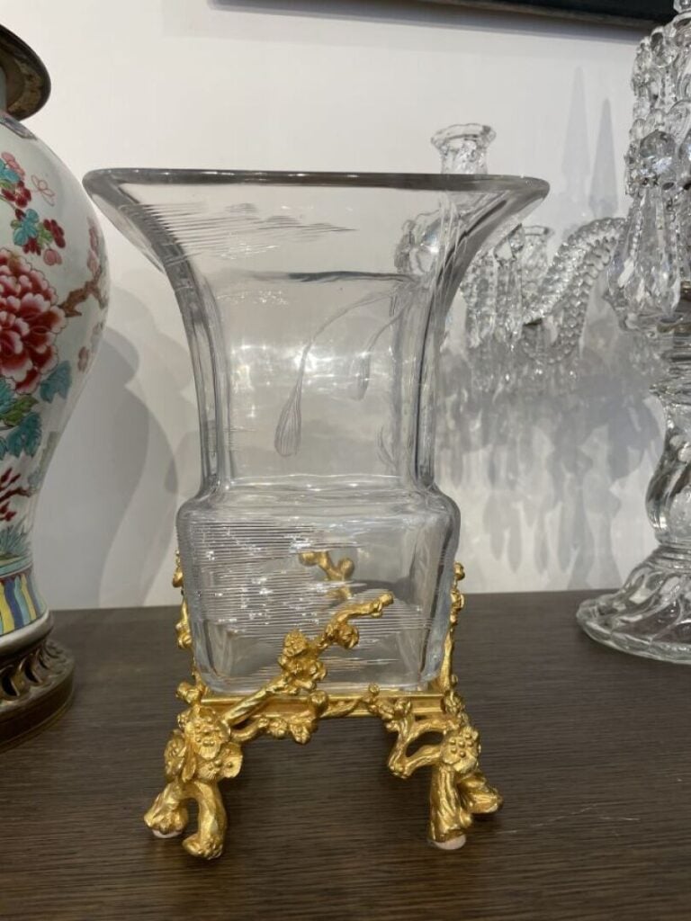 MAISON BACCARAT - Rare et important vase à panse carrée renflée et col - évasé…