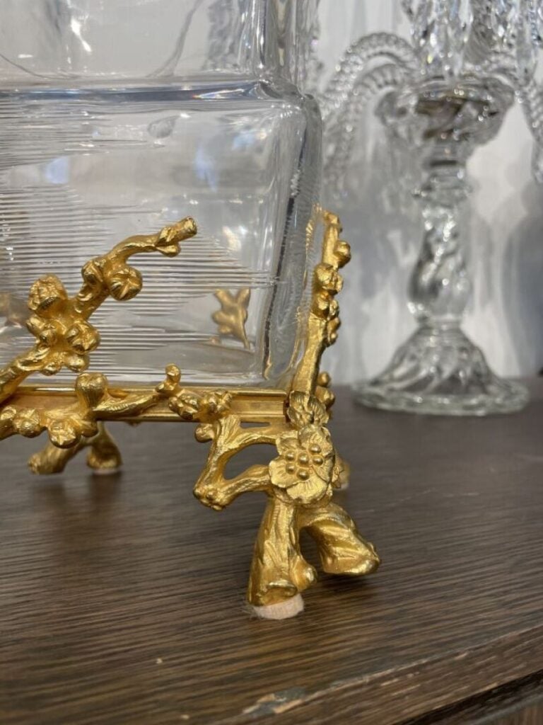 MAISON BACCARAT - Rare et important vase à panse carrée renflée et col - évasé…