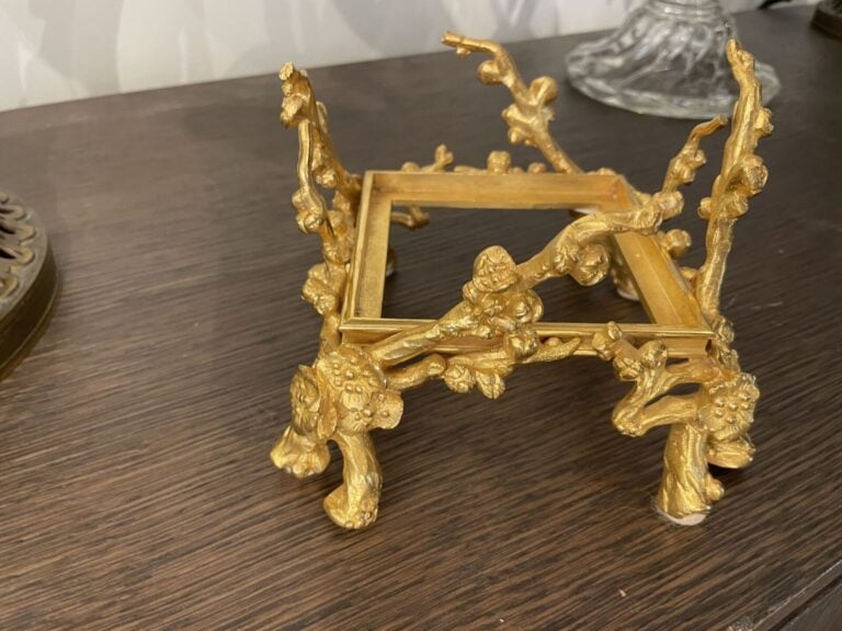MAISON BACCARAT - Rare et important vase à panse carrée renflée et col - évasé…
