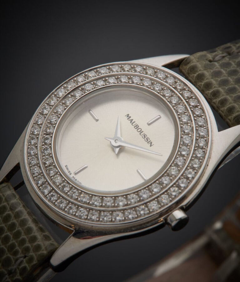 MAUBOUSSIN - - BRACELET MONTRE de dame en or gris (750‰). Lunette sertie d'un d…