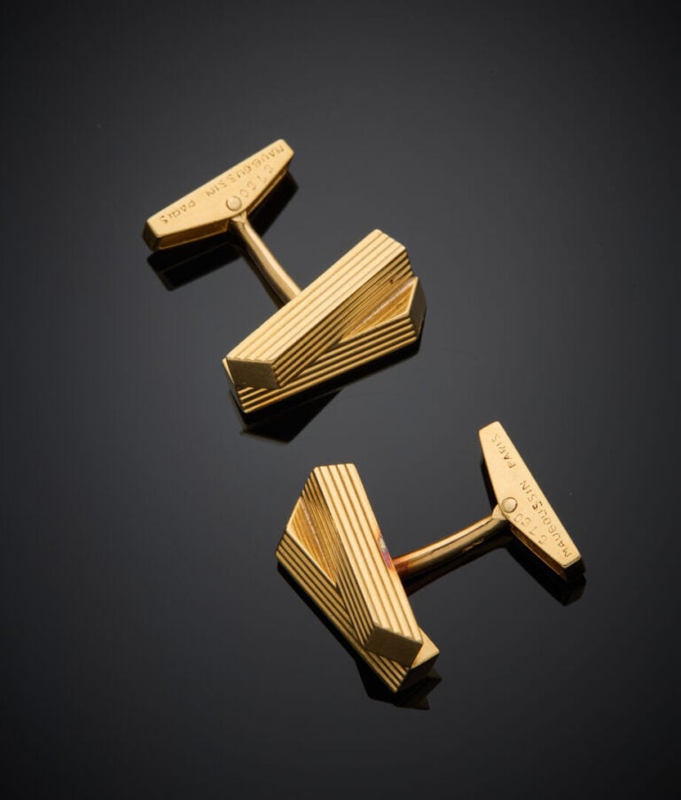 MAUBOUSSIN - - Paire de BOUTONS de MANCHETTES en or jaune (750‰) godronné. - -…