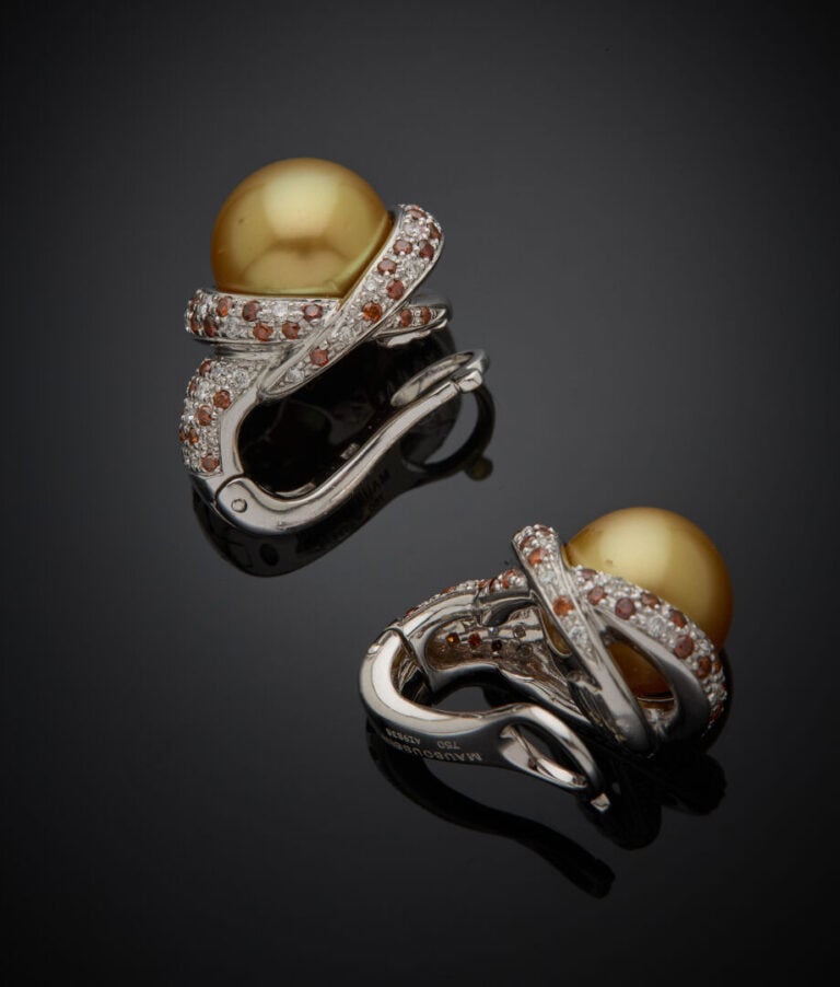 MAUBOUSSIN - - Paire de CLIPS d'OREILLES en or gris (750‰) orné chacun d'une pe…