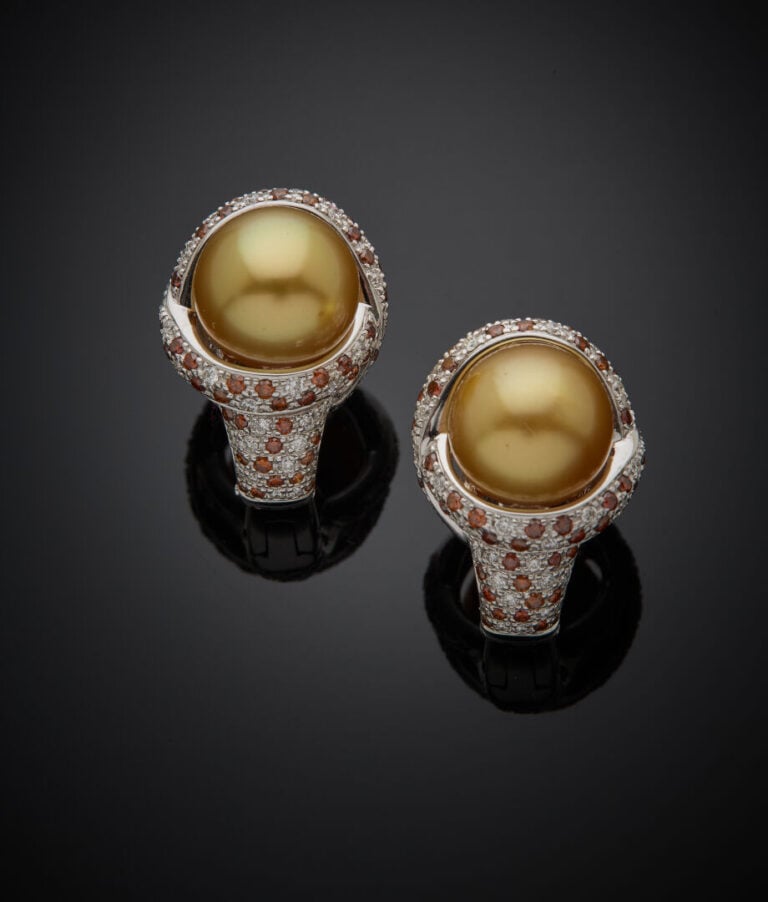 MAUBOUSSIN - - Paire de CLIPS d'OREILLES en or gris (750‰) orné chacun d'une pe…