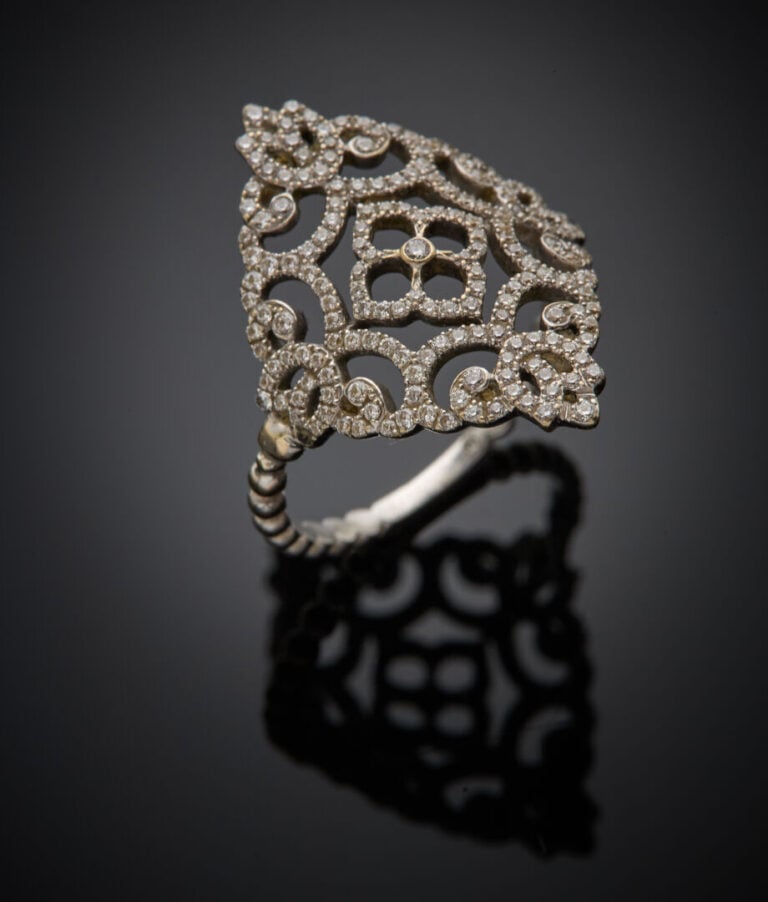 MESSIKA - - BAGUE "Eden Losange" en or gris (750‰) ajouré à motifs de volutes,…