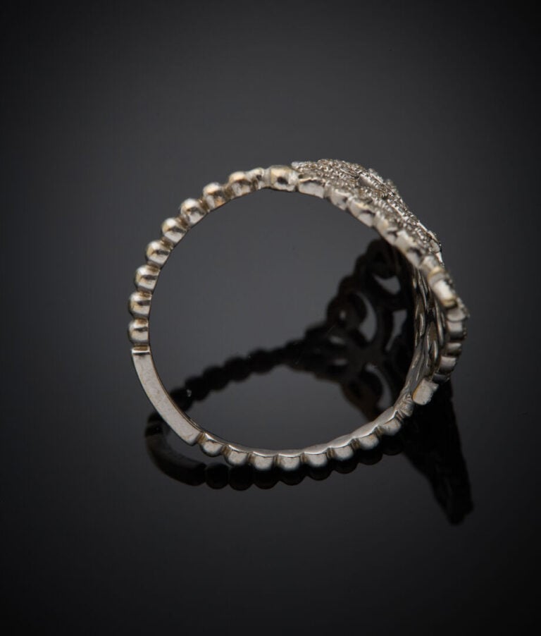 MESSIKA - - BAGUE "Eden Losange" en or gris (750‰) ajouré à motifs de volutes,…