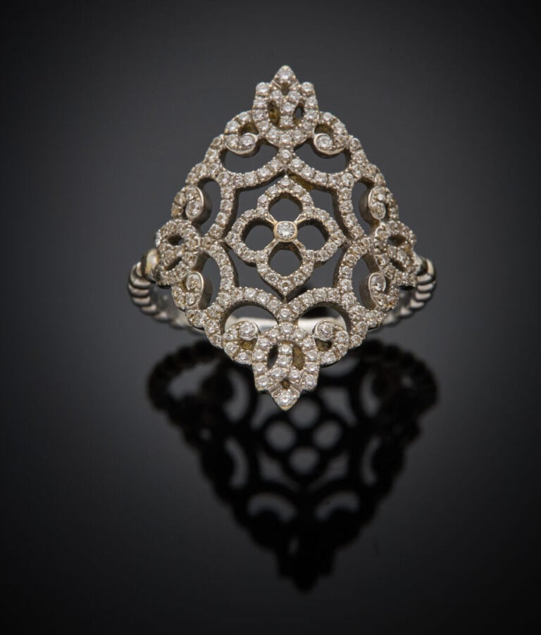 MESSIKA - - BAGUE "Eden Losange" en or gris (750‰) ajouré à motifs de volutes,…