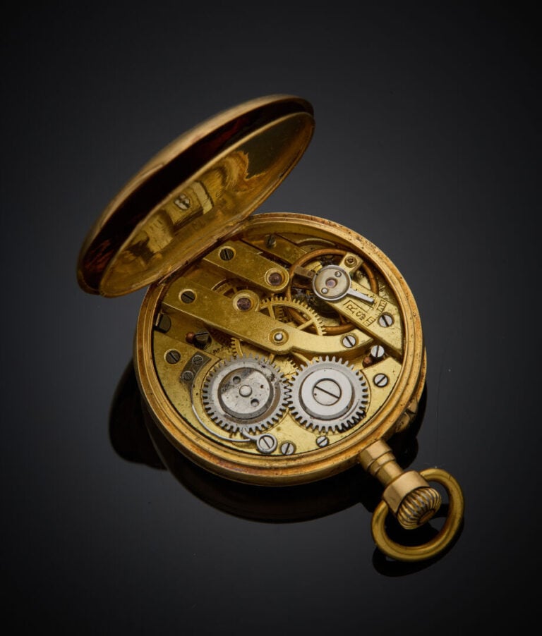 MONTRE de COL en or jaune (750‰) guilloché et ciselé à motifs de roses et volut…