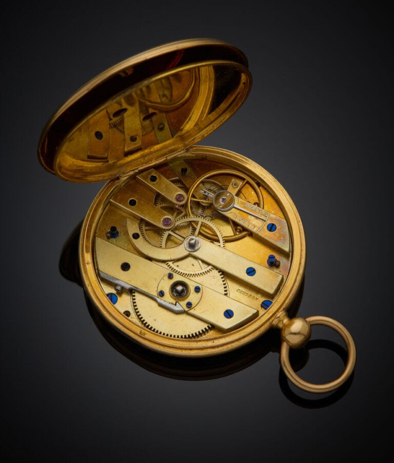 MONTRE de POCHE en or jaune (750‰) finement guilloché. Cadran émail blanc, chif…