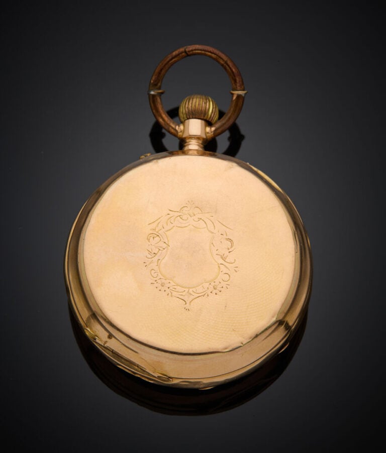 MONTRE de POCHE en or jaune (750‰) guilloché. Cadran émail blanc (taches de col…