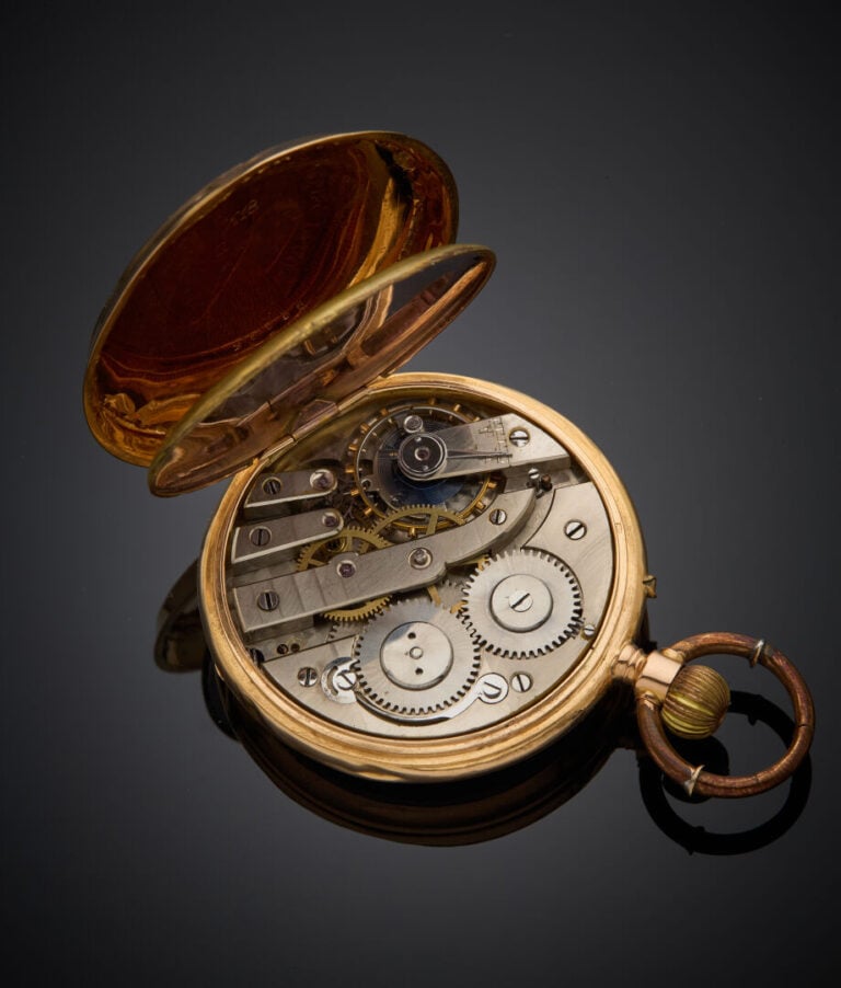 MONTRE de POCHE en or jaune (750‰) guilloché. Cadran émail blanc (taches de col…