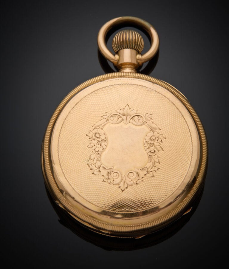 MONTRE de POCHE en or rose (750‰) guilloché et ciselé de fleurs, les carrures g…