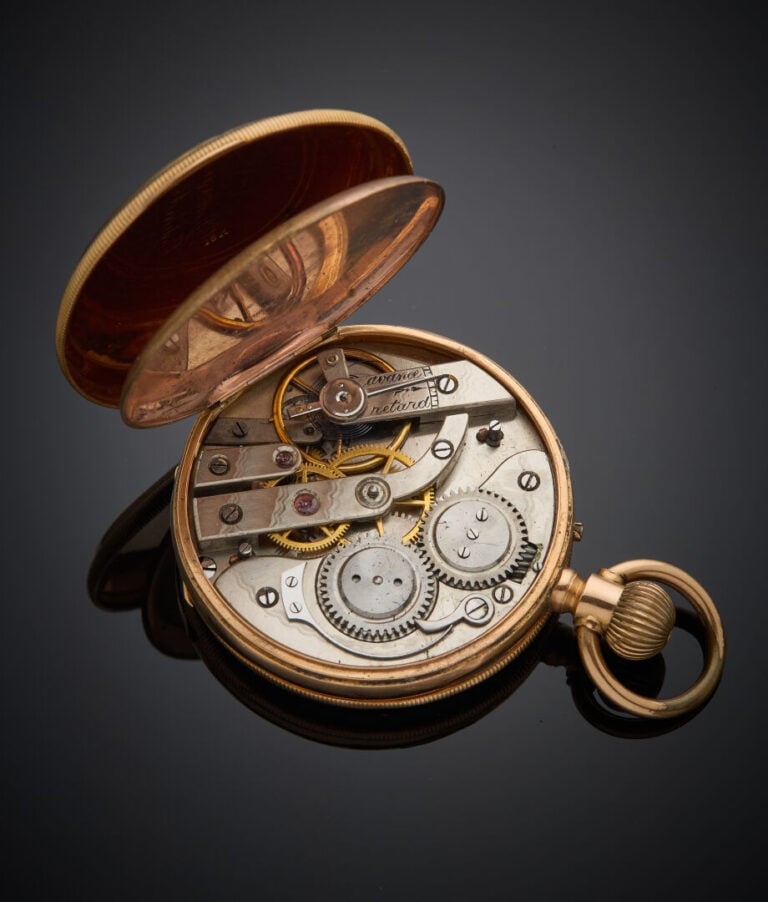 MONTRE de POCHE en or rose (750‰) guilloché et ciselé de fleurs, les carrures g…