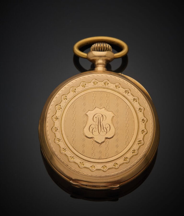 MONTRE de POCHE en or rose (750‰) guilloché et monogrammé. Cadran émail blanc (…