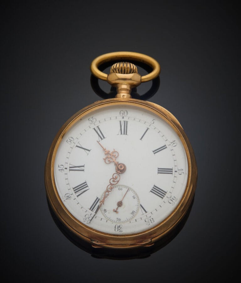 MONTRE de POCHE en or rose (750‰) guilloché et monogrammé. Cadran émail blanc (…
