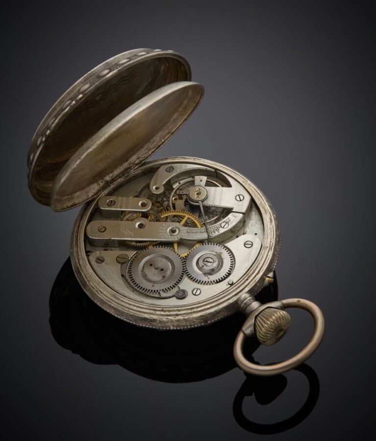 MONTRE de POCHE REGULATEUR en argent (min. 800‰) ciselé et guilloché de frises…