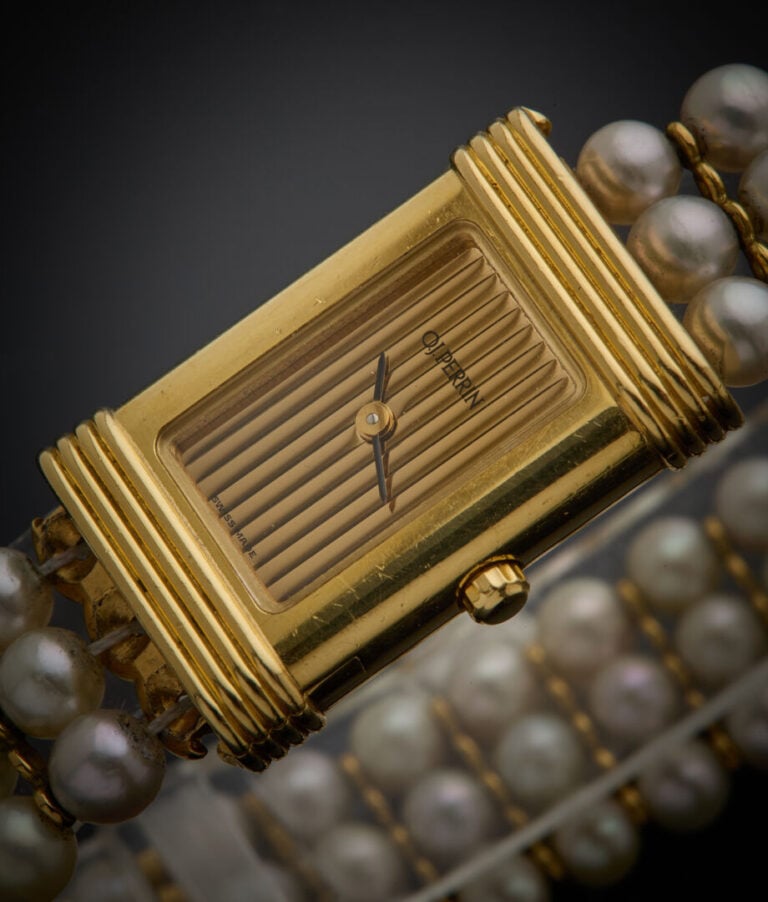 O. J. PERRIN - - BRACELET MONTRE rectangulaire de dame en or jaune godronné. Mo…