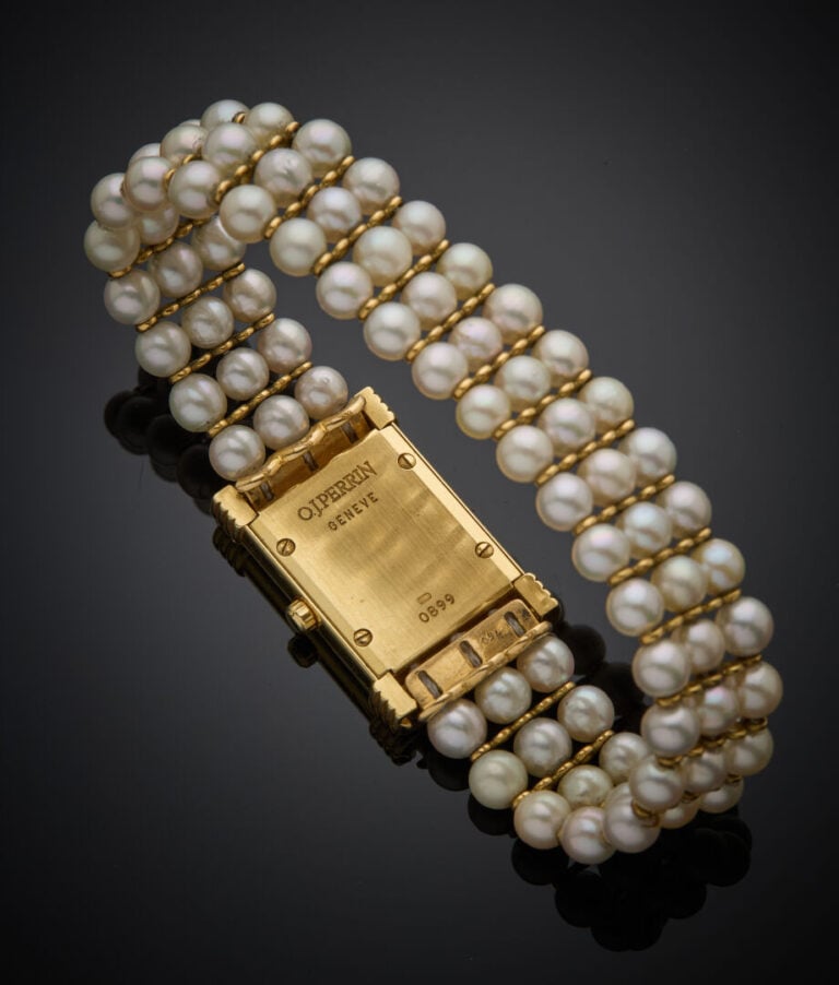 O. J. PERRIN - - BRACELET MONTRE rectangulaire de dame en or jaune godronné. Mo…