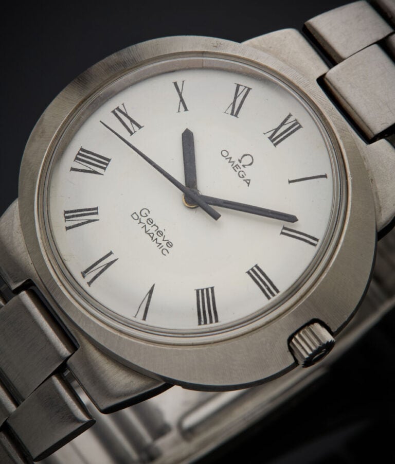 OMEGA - - BRACELET MONTRE ovale, modèle "Dynamic", en acier. Cadran blanc, chif…