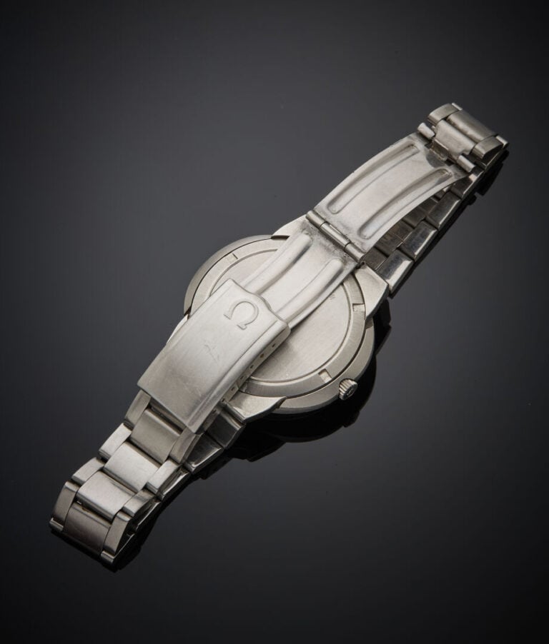 OMEGA - - BRACELET MONTRE ovale, modèle "Dynamic", en acier. Cadran blanc, chif…