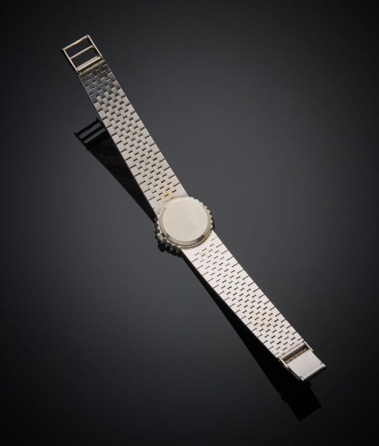 OMEGA - - BRACELET MONTRE ronde de dame en or gris (750‰). Lunette sertie de di…