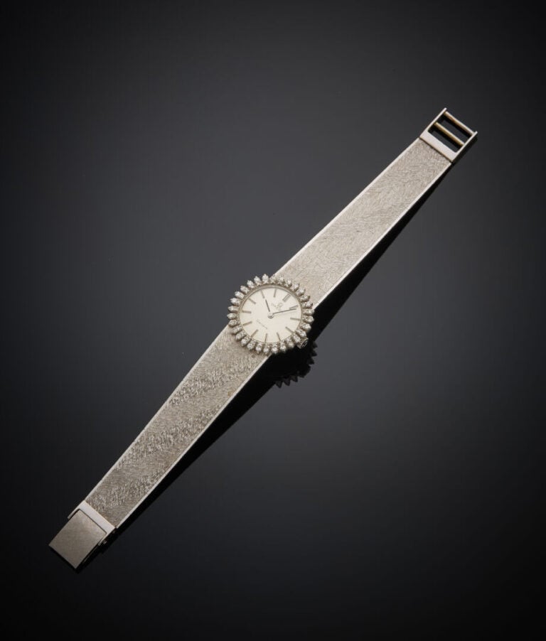 OMEGA - - BRACELET MONTRE ronde de dame en or gris (750‰). Lunette sertie de di…