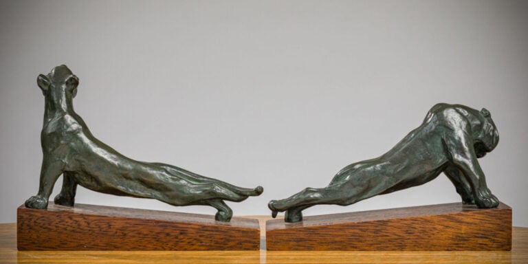 OSCAR WALDMANN (1856-1937) - Paire de serre livres en bronze à patine brune fig…