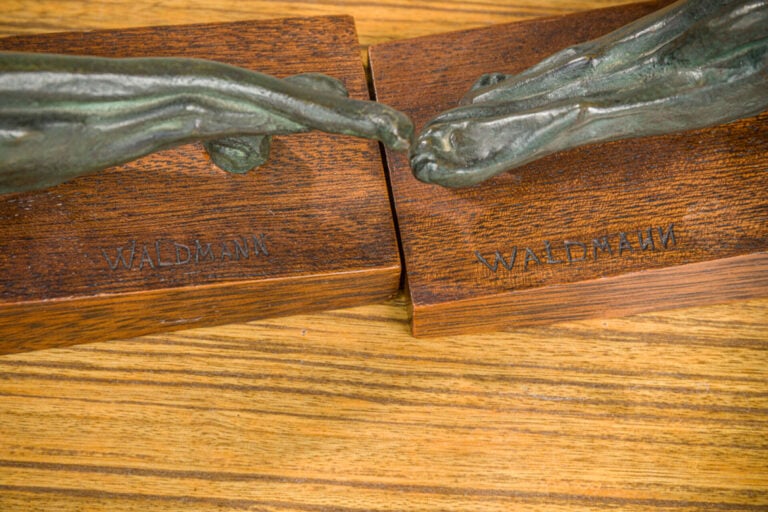 OSCAR WALDMANN (1856-1937) - Paire de serre livres en bronze à patine brune fig…