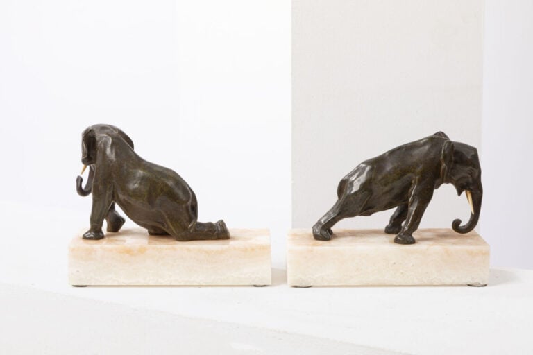 OSCAR WALDMANN (1856-1937) - Paire de serre livres en bronze à patine brune fig…