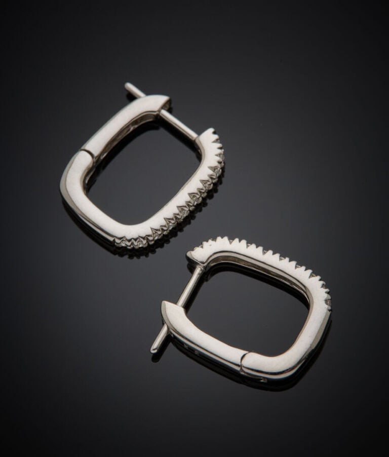 Paire de BOUCLES d'OREILLES "créoles" en or gris (750‰) serti d'un alignement d…