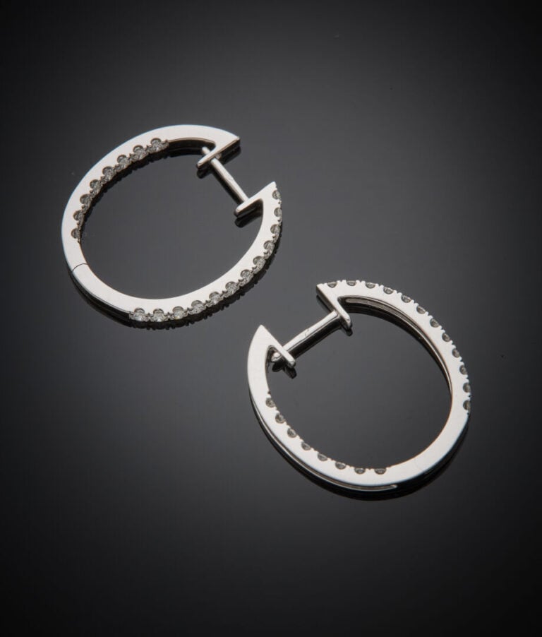 Paire de BOUCLES d'OREILLES "créoles" en or gris (750‰) serti d'un alignement d…