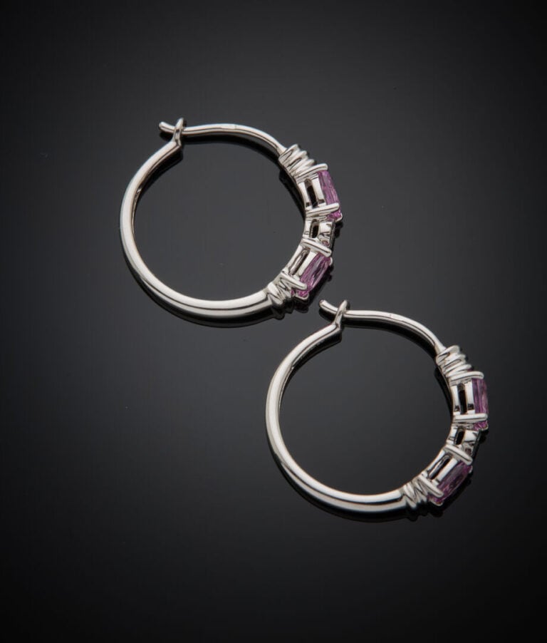 Paire de BOUCLES d'OREILLES "créoles" en or gris (750‰) serti de deux saphirs r…