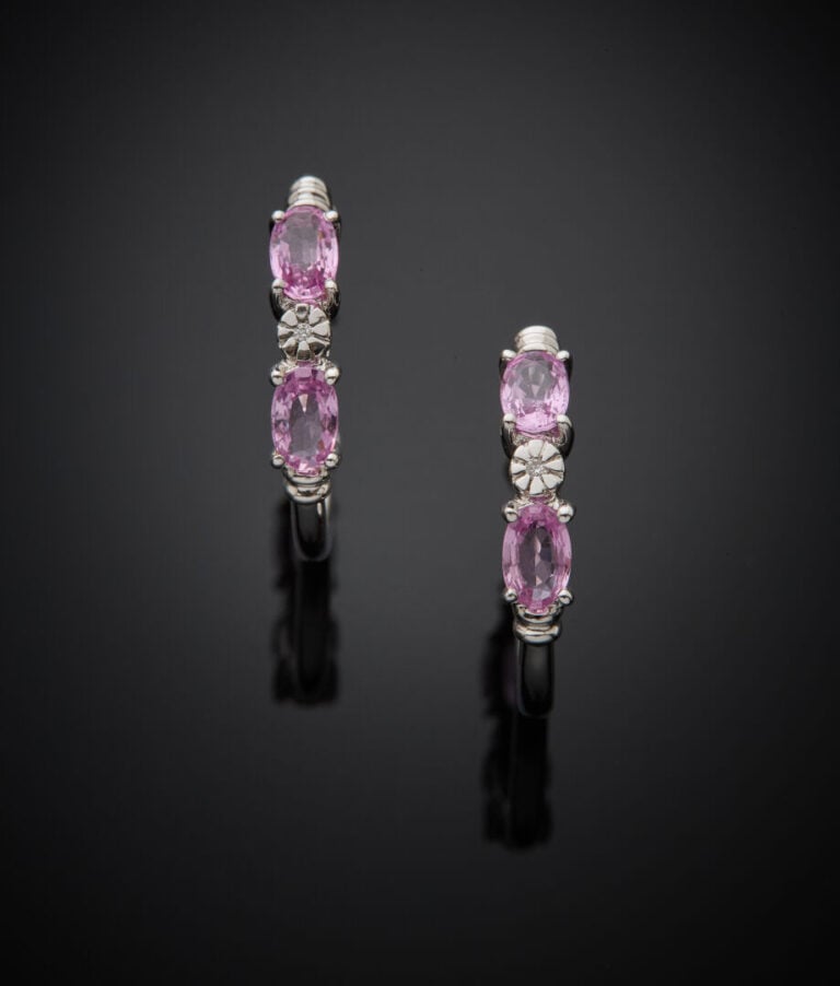 Paire de BOUCLES d'OREILLES "créoles" en or gris (750‰) serti de deux saphirs r…