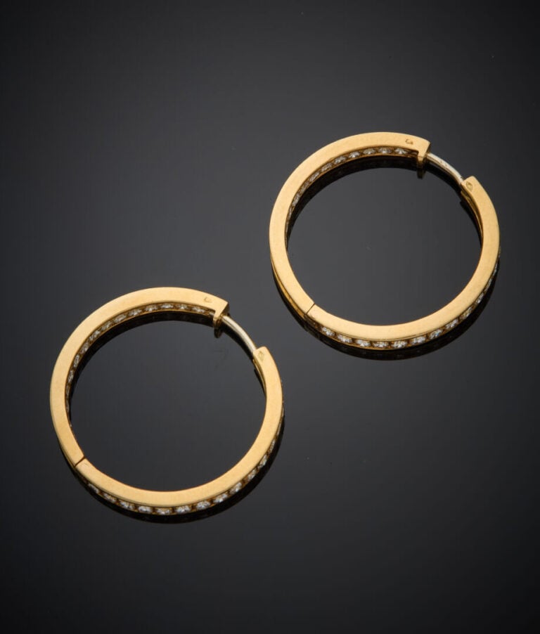 Paire de BOUCLES d'OREILLES "créoles" en or rose (750‰) serti de deux alignemen…