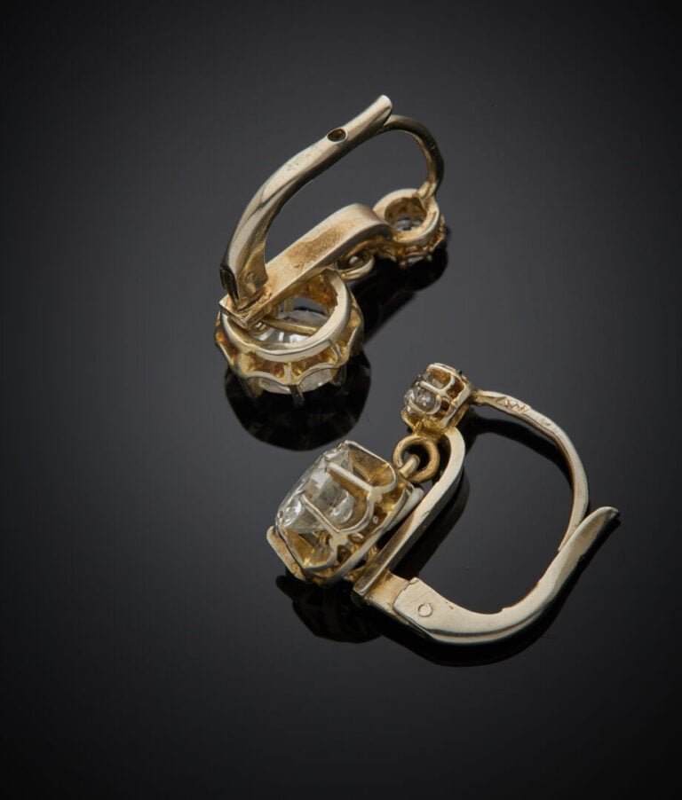 Paire de BOUCLES d'OREILLES "dormeuses" en or gris (750‰) serti de diamants tai…