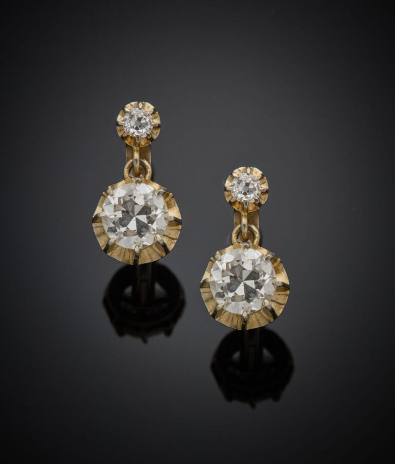 Paire de BOUCLES d'OREILLES "dormeuses" en or gris (750‰) serti de diamants tai…