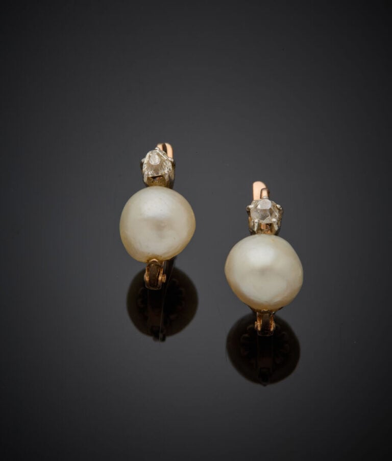 Paire de BOUCLES d'OREILLES "dormeuses" en or rose (750‰) orné chacune d'une pe…
