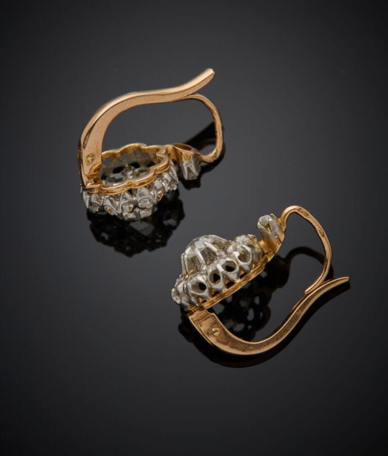 Paire de BOUCLES d'OREILLES "dormeuses" en or rose et or gris (750‰) ajouré ser…