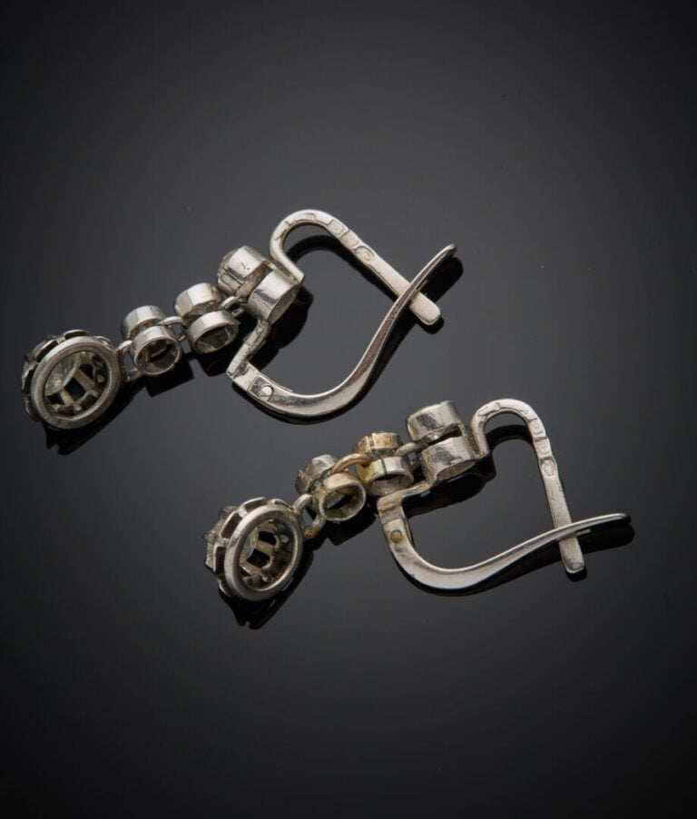 Paire de BOUCLES d'OREILLES "dormeuses" en platine (950‰) et or gris (750‰) cha…