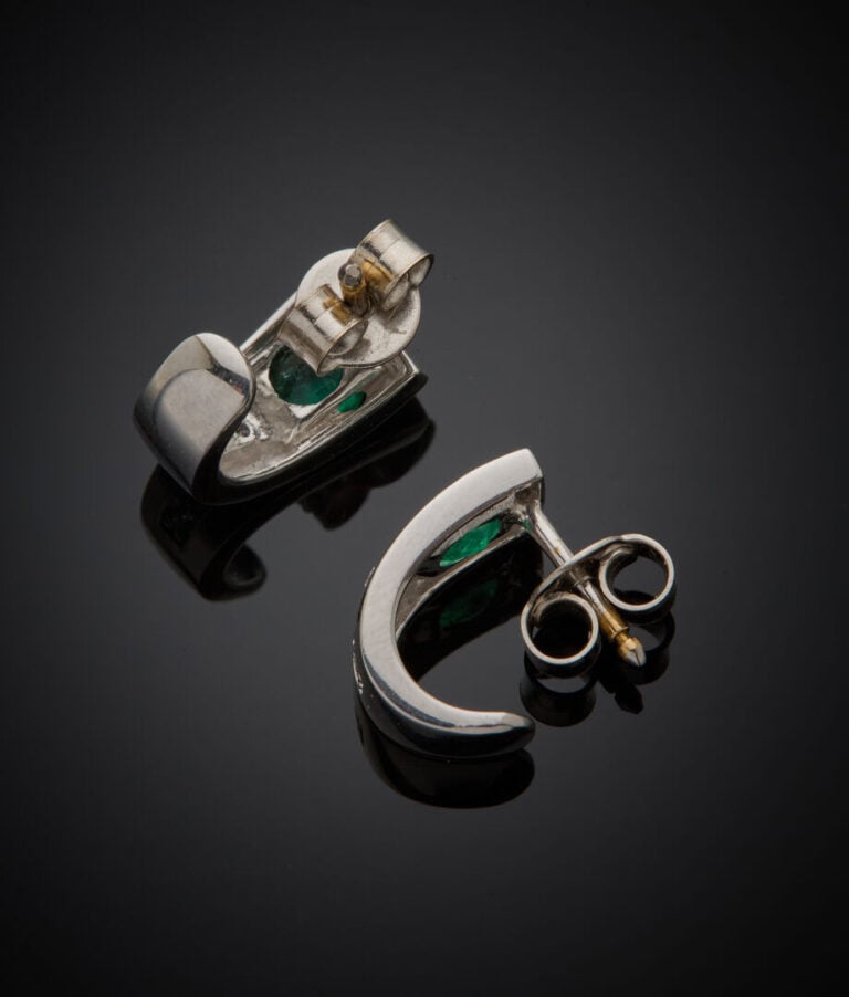 Paire de BOUCLES d'OREILLES en or gris (750‰) serti chacune d'une émeraude oval…