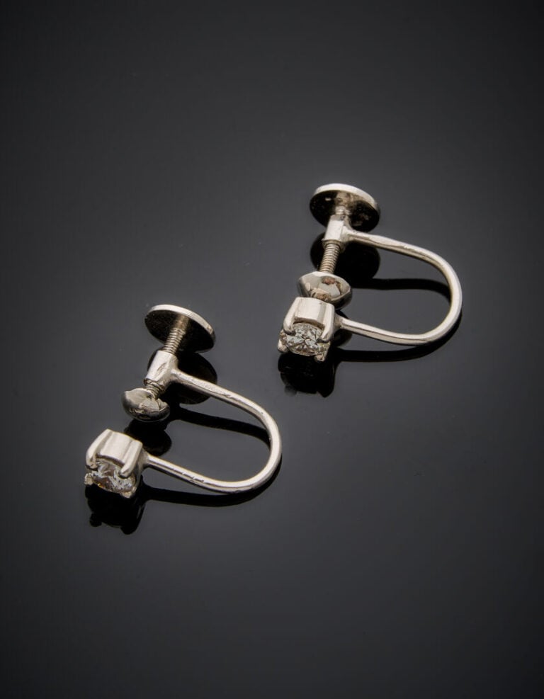 Paire de BOUCLES d'OREILLES en or gris (750‰) serti d'un diamant taille brillan…