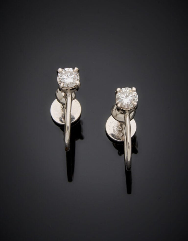 Paire de BOUCLES d'OREILLES en or gris (750‰) serti d'un diamant taille brillan…