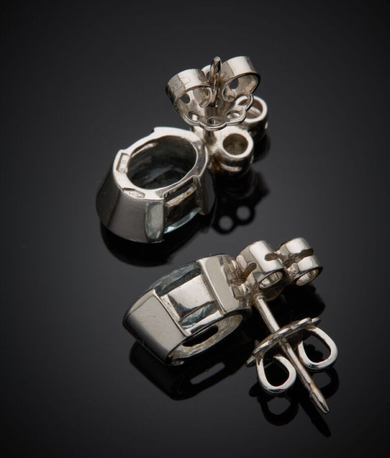 Paire de BOUCLES d'OREILLES en or gris (750‰) serti d'une aigue-marine de forme…