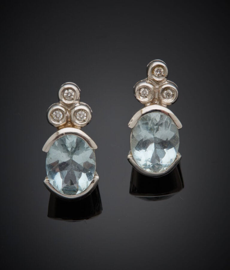 Paire de BOUCLES d'OREILLES en or gris (750‰) serti d'une aigue-marine de forme…