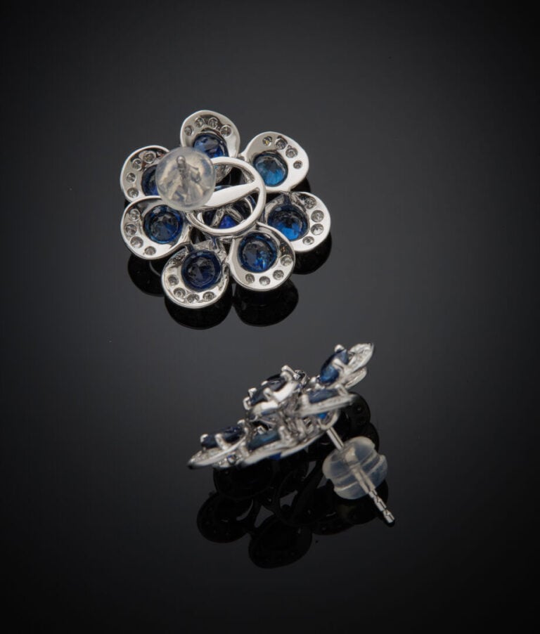 Paire de BOUCLES d'OREILLES "fleurs" en or gris (750‰) ajouré, serti de dix sap…