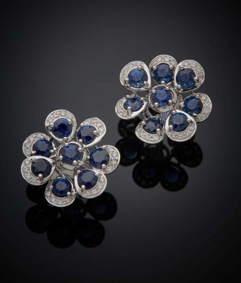 Paire de BOUCLES d'OREILLES "fleurs" en or gris (750‰) ajouré, serti de dix sap…