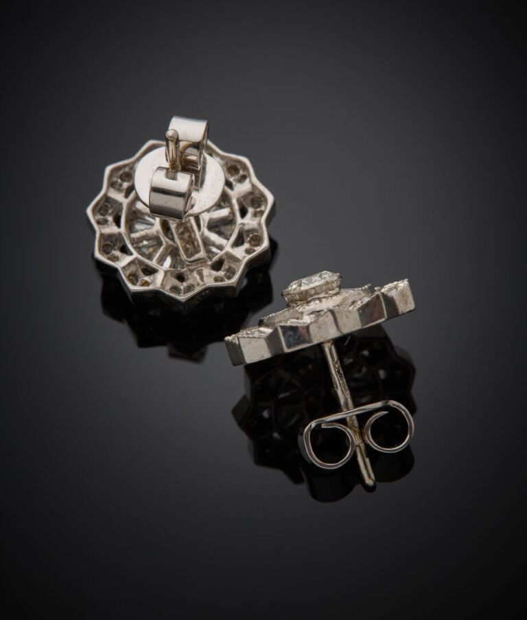 Paire de BOUCLES d'OREILLES "fleurs" en or gris (750‰) serti de diamants taille…